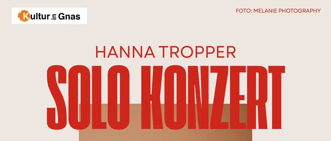 Eine Frau spielt Cello bei einem Solo-Konzert, lächelt und schaut in die Kamera. Das Poster ist in Rot und Weiß.
