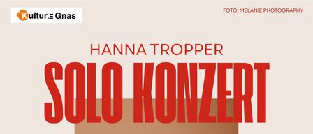 Eine Frau spielt Cello bei einem Solo-Konzert, lächelt und schaut in die Kamera. Das Poster ist in Rot und Weiß.