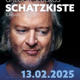 Plakat für Gregor Sebergs Schatzkiste Kabarettabend am 13. Februar 2025. Das Plakat zeigt eine Nahaufnahme eines älteren Mannes mit Bart, der ein blaues Hemd trägt, mit einem ernsten Gesichtsausdruck.