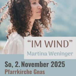 Eine Frau mit lockigem Haar schaut zur Seite, und der Text lautet 'Im Wind' mit Martina Weniger. Die Veranstaltung findet am 2. November 2025 in der Pfarrkirche Gnas statt.