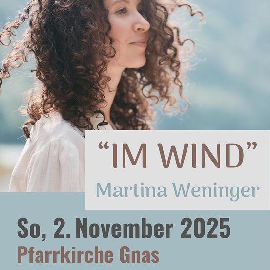 Eine Frau mit lockigem Haar schaut zur Seite, und der Text lautet 'Im Wind' mit Martina Weniger. Die Veranstaltung findet am 2. November 2025 in der Pfarrkirche Gnas statt.