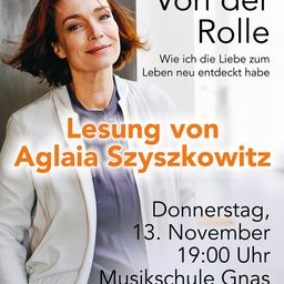 Eine Frau lächelt in einem weißen Mantel, mit Text in Deutsch darüber. Der Text lautet 'Von der Rolle', darunter 'Lesung von Aglaia Szyszkowitz'. Datum und Uhrzeit rechts: 'Donnerstag, 13. November, 19:00 Uhr Musikschule Gnas.'