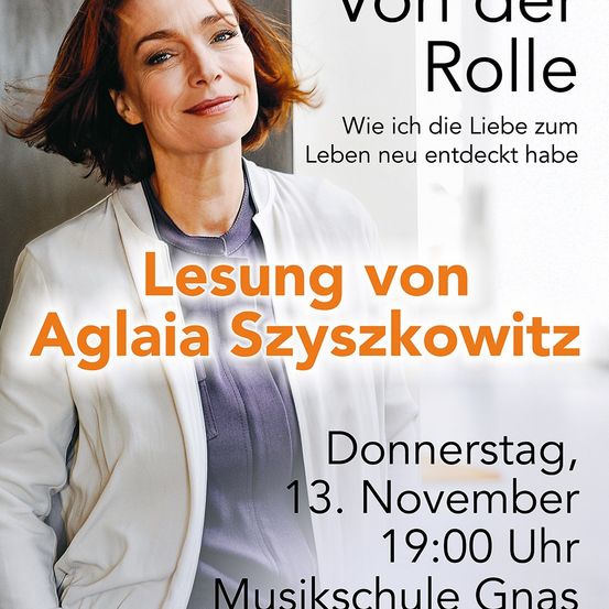 Eine Frau lächelt in einem weißen Mantel, mit Text in Deutsch darüber. Der Text lautet 'Von der Rolle', darunter 'Lesung von Aglaia Szyszkowitz'. Datum und Uhrzeit rechts: 'Donnerstag, 13. November, 19:00 Uhr Musikschule Gnas.'