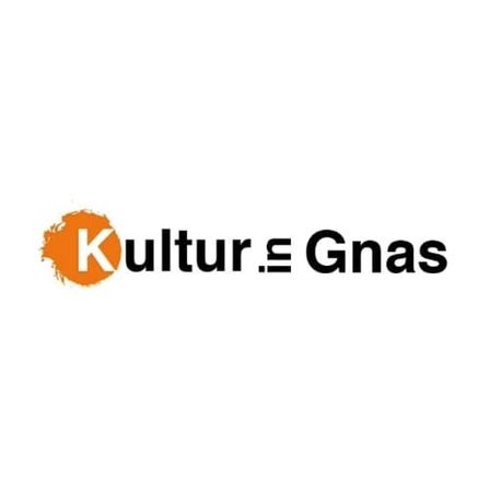 Das Logo für Kultur Gnas zeigt einen stilisierten orangefarbenen Buchstaben K mit einem kreisförmigen Design und dem Wort Gnas in fetter schwarzer Schrift geschrieben.