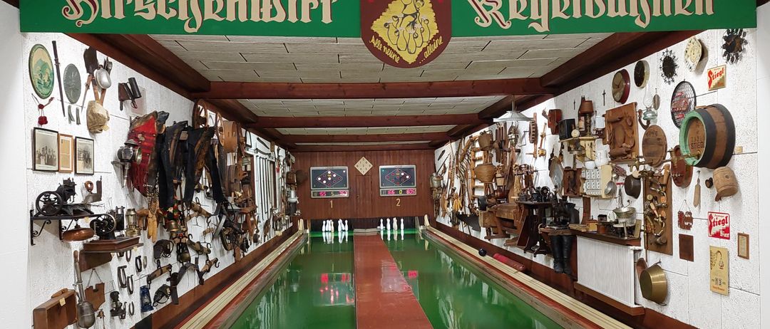 Bild enthält, Architecture, Building, Armory, Factory, Indoors, Interior Design, Person, Shop, Floor, Manufacturing