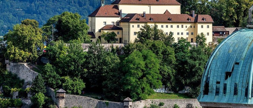 Bild enthält, Building, House, Housing, Roof, Cityscape, Monastery, Outdoors, Nature, Scenery, City