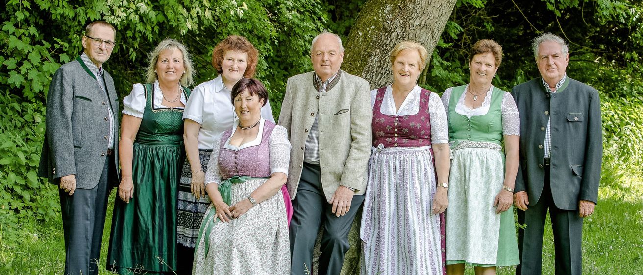 Bild enthält, Groupshot, Person, Lady, Adult, Female, Woman, Male, Man, People, Coat