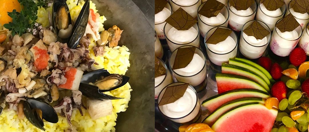 Zwei verschiedene Bilder, das erste ist ein Meeresfrüchtegericht mit Reis und Muscheln, das zweite ist ein Dessert mit Schlagsahne in Gläsern und Wassermelonenscheiben.