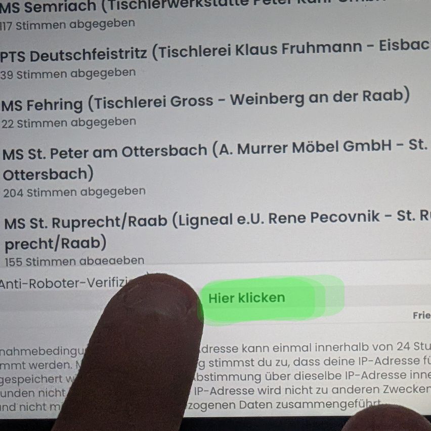 Ein Dokument zeigt eine Liste von Wahllokalen mit den entsprechenden Stimmen: MS Semriach, 117 Stimmen; PTS Deutschfeistritz, 39 Stimmen; MS Fehring, 22 Stimmen; MS St. Peter am Ottersbach, 204 Stimmen; MS St. Ruprecht/Raab, 155 Stimmen. Darunter befindet sich ein Anti-Roboter-Verifizierungsbutton.