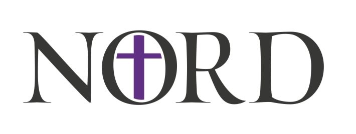 Das Wort NORD ist in schwarzer Schrift mit einem lila Kreuz in der Mitte geschrieben. Das Kreuz besteht aus zwei sich schneidenden Linien. Die Buchstaben sind in einer kreisförmigen Form angeordnet. Der Hintergrund ist weiß.