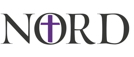 Das Wort 'NORD' wird in fetten schwarzen Buchstaben mit einem violetten Kreuz in der Mitte angezeigt. Das Kreuz besteht aus zwei sich schneidenden Linien, wobei die obere Linie etwas über die untere hinausragt. Die Buchstaben sind in Großbuchstaben und in einer traditionellen Serifenschrift angeordnet. Der Hintergrund ist weiß.
