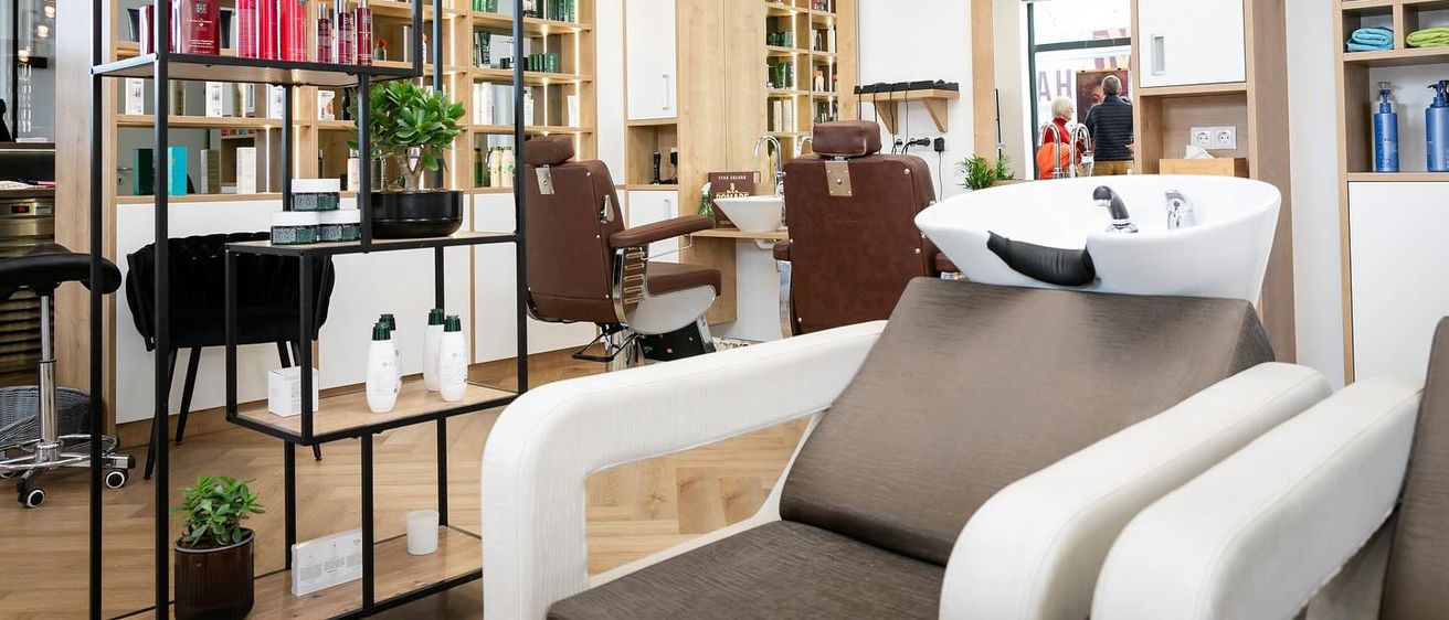 Bild enthält, Indoors, Beauty Salon, Person, Bathing, Bathtub, Tub, Plant, White Board