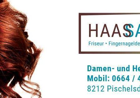 Eine lächelnde Frau mit roten Haaren. Darunter steht 'HAASALOON' mit Dienstleistungen wie Haarschnitte, Nageldesign und Pflege. Kontaktdetails umfassen eine Telefonnummer und Standort.