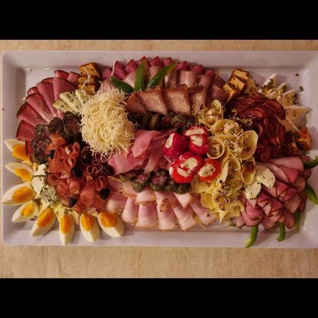 Bild enthält, Food, Lunch, Meal, Dish, Platter, Cafeteria, Indoors, Restaurant, Food Presentation, Plate