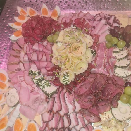 Bild enthält, Dish, Food, Meal, Platter, Egg, Birthday Cake, Dessert, Flower, Plant, Flower Bouquet