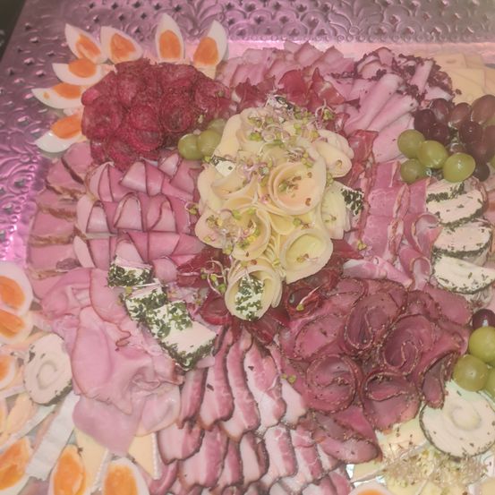 Bild enthält, Dish, Food, Meal, Platter, Egg, Birthday Cake, Dessert, Flower, Plant, Flower Bouquet