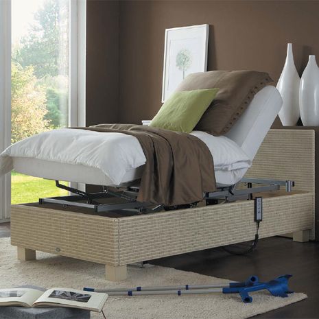 Ein modernes Schlafzimmer mit einem großen Bett, weißen Bettlaken und Kissen, beleuchtet durch Tageslicht durch Glasfenster. Der Raum verfügt über einen beigen Teppich, einen weißen Nachttisch und dekorative Vasen.