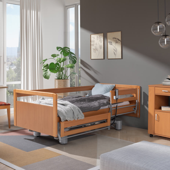 Ein Schlafzimmer mit einem Holzbett, einem großen Fenster und einem Topf mit Pflanzen. Das Bett hat ein Kissen, eine Decke und einen Mülleimer.