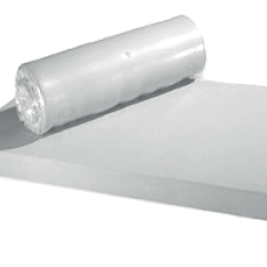 Eine Rolle aus weißem Kunststoff liegt auf einem weißen, rechteckigen Polster. Das Polster ist flach und glatt, und die Kunststoffrolle ist leicht gebogen.