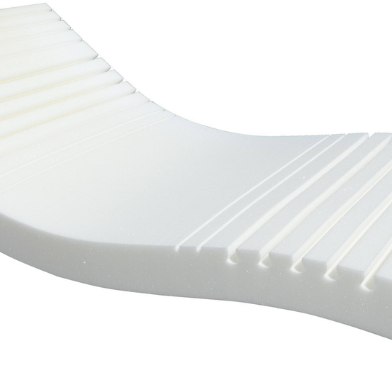 Ein Nahaufnahme eines weißen, gerippten Schaumstoffmatratzen auf einem schlichten Hintergrund, zeigt seine Textur und das Design.