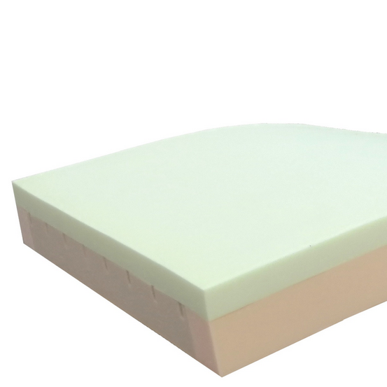 Nahaufnahme eines gebogenen, hellgrünen Schaumstoffkissens mit beigefarbenem Boden und Zickzackmustern am Rand.