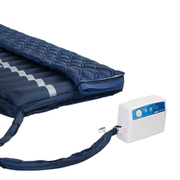 Ein blaues und weißes aufblasbares Matratzenauflage mit mehreren Kammern für Luftzirkulation, angeschlossen an ein weißes Kontrollgerät.