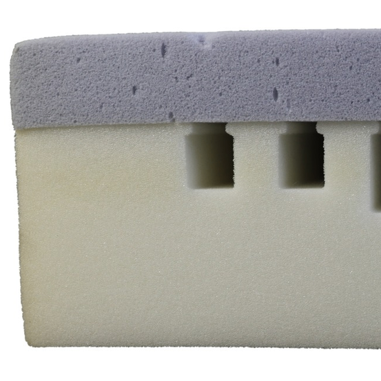 Nahaufnahme eines weißen und grauen Schaumstoffpolsters mit gleichmäßig verteilten rechteckigen Löchern.