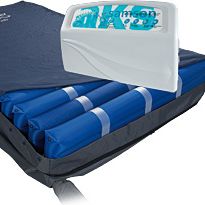 Eine blaue Matratze mit einem Airsense-Matratzenüberzug wird auf weißem Hintergrund gezeigt. Der Überzug hat ein weißes und blaues Design mit einem Logo. Die Matratze hat einen Reißverschluss und einen Griff für einfachen Transport.