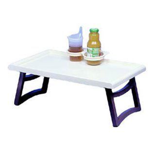 Ein weißer Klapptisch mit lila Beinen, der eine Saftflasche und einen Becher mit Löffel hält.