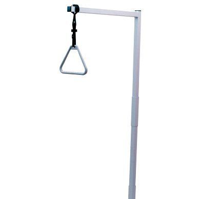 Ein silberner Metalldreiecksschaukel hängt an einem Metallrahmen auf weißem Hintergrund.