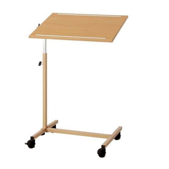 Ein verstellbarer Holztisch mit vier Rädern, geeignet für mobile Nutzung. Die Tischplatte ist rechteckig und hat eine glatte Oberfläche.