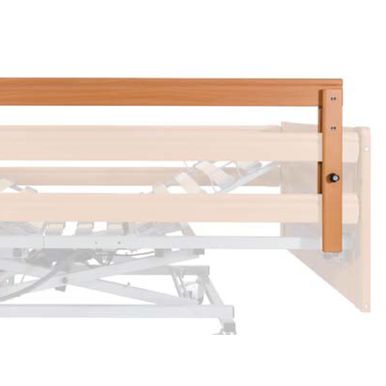 Das Bild zeigt eine Seitenansicht eines Krankenhausbetts mit einem hölzernen Kopfteil und einem Metallrahmen. Das Bett hat einen Hebemechanismus und eine Seitenschiene.