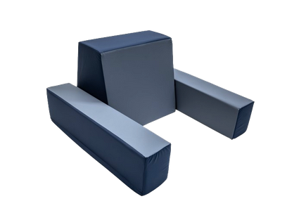 Ein blauer gepolsterter Armlehnstuhl mit einer großen zentralen Sitzfläche und zwei Armlehnen, dargestellt auf weißem Hintergrund.