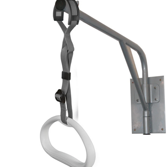 Ein weißer Klimmzuggriff mit einem grauen Riemen, der an einer Metallplatte befestigt ist. Der Griff ist an einer Wand befestigt.