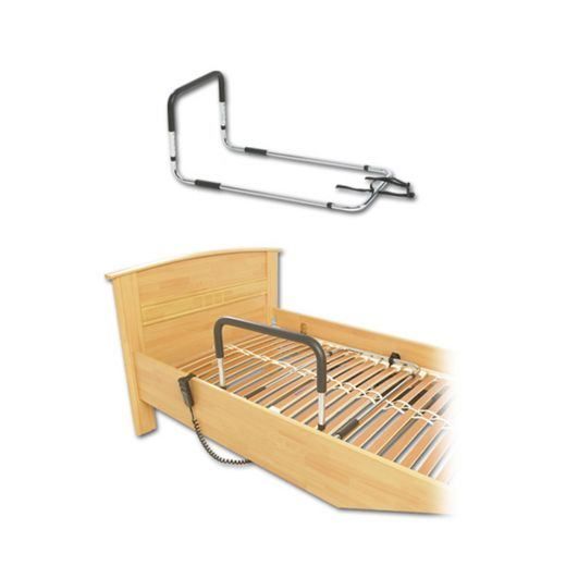 Ein Holzbett mit Metallrahmen und Lattenrost, einschließlich eines Metallhandlaufs am Kopfteil.