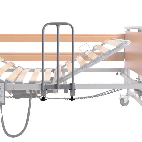 Ein verstellbares Krankenhausbett mit Metallrahmen, Holzlatten und Handgriff. Es verfügt über ein Bedienfeld und Räder für Mobilität. Das Bett ist für Patientenkomfort und einfache Bedienung konzipiert.