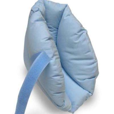 Ein hellblaues aufblasbares Kissen mit einem Gurt zur Unterstützung, auf weißem Hintergrund gezeigt.