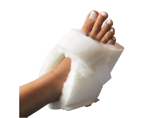 Ein Fuß mit weißem Nagellack, in einen weißen Verband gewickelt, in der Handfläche gehalten.