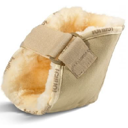 Ein beiger orthopädischer Schaffellslipper mit Riemen, entwickelt zur Fußunterstützung. Das Innere ist mit weichem Schaffell gefüllt und hat einen beigefarbenen Riemen für einstellbare Passform.