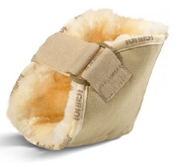 Ein beiger orthopädischer Schaffellslipper mit Riemen, entwickelt zur Fußunterstützung. Das Innere ist mit weichem Schaffell gefüllt und hat einen beigefarbenen Riemen für einstellbare Passform.