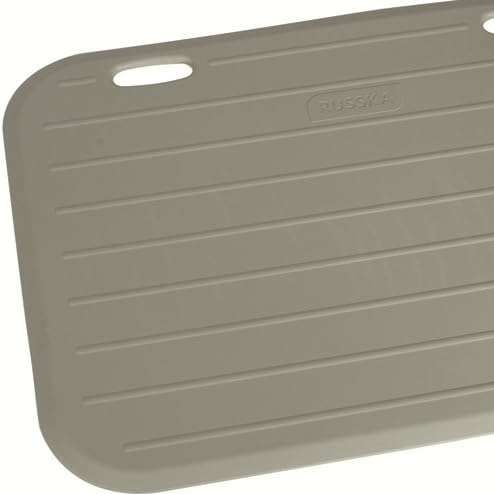 Eine graue Plastikablage mit strukturierter Oberfläche und zwei Griffen vor weißem Hintergrund.