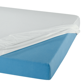 Eine Matratze mit blauem Rand, leicht angehoben auf einer Seite und mit weißem Stoff bedeckt.