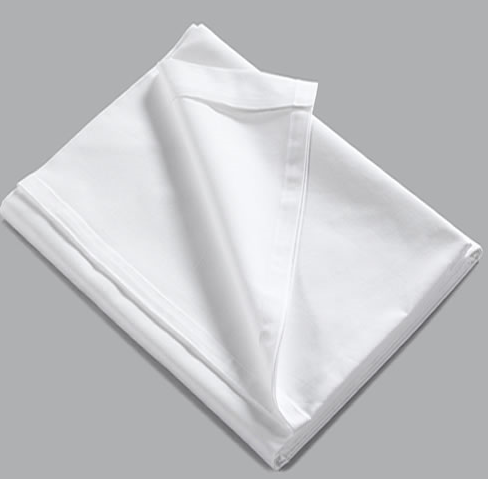 Ein sauber gefaltetes weißes Tuch wird auf einem grauen Hintergrund gezeigt. Das Tuch ist dreieckig gefaltet, mit sauber ausgerichteten Kanten.