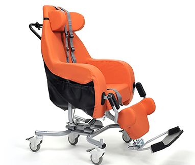 Ein orangefarbener und schwarzer Rollstuhl mit Rädern und einer Halterung für Unterstützung. Der Stuhl ist für Mobilität und Sicherheit konzipiert.