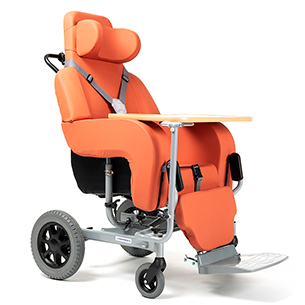 Ein orangefarbener Rollstuhl mit gepolsterter Kopfstütze, einem Tisch und vier Rädern. Der Stuhl hat eine schwarze Basis und orange gepolsterte Armlehnen.