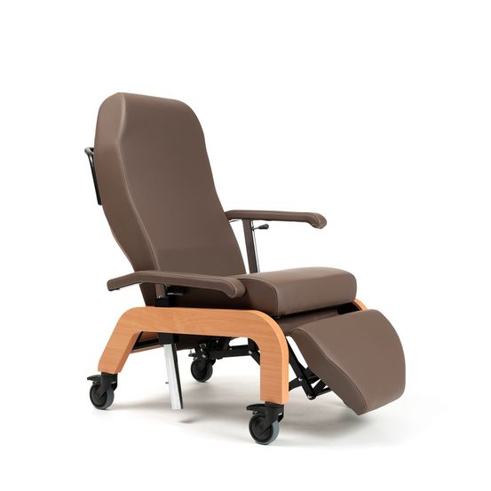 Ein brauner Liegestuhl mit hölzerne Armlehne und Fußstütze. Er hat vier Räder für einfache Mobilität. Der Stuhl ist aus Leder und hat einen Metallrahmen.