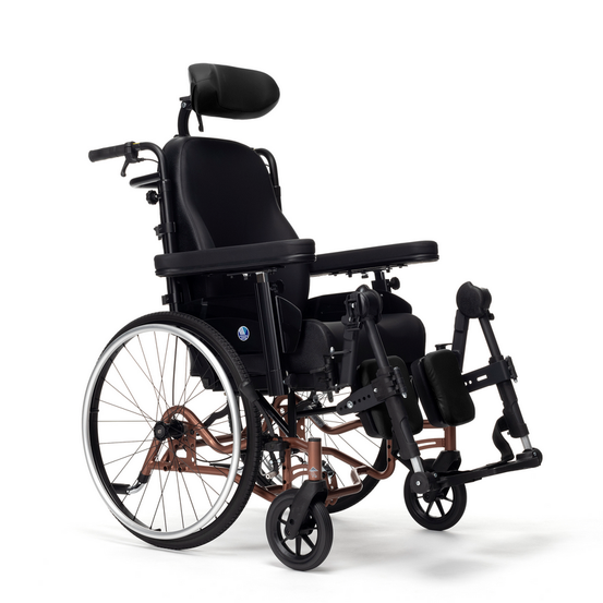 Ein schwarzer Rollstuhl mit braunem Rahmen, ausgestattet mit Kopfstütze und Fußstützen, auf weißem Hintergrund gezeigt.