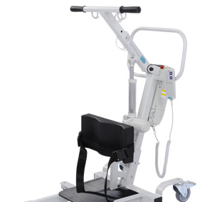 Ein weißer medizinischer Hebestuhl mit schwarzem Sitz und Sicherheitsgurt, ausgestattet mit Rädern und einem Griff, isoliert auf weißem Hintergrund.