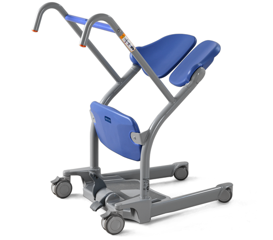 Ein blaues und graues Hilfsmittel mit einem Griff, zwei Sitzen und Rädern auf schwarzem Hintergrund.