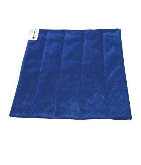 Ein flaches, rechteckiges blaues Kissen mit einem weißen Etikett auf der oberen linken Seite.